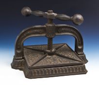 Buchpresse aus Eisenguss, Historismus, 19. Jahrh., funktionsfähig. Plattengr. ca. 28 x 25cm.
