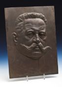 Bronzeplakette, Darst. Generalfeldmarschall v. Hindenburg, rücks. m. Wandhalterung. Ca. 40x 29,5