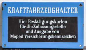 Emailschild, auf blauem Grund Aufschrift 
