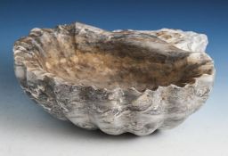 Weihwasserbecken aus grau-creme geädertem Marmor, Muschelform, hinten m. Wandzapfen, wohl19. Jahrh..