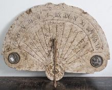 Sonnenuhr aus Stein gearbeitet, Fächerform, röm. Zahlen, Zeiger aus Eisen (abgebrochen,aber