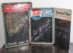 Konvolut v. 2 Blechschildern u. 1 Schild aus Preßpappe, teils Blech geprägt u.beschriftbar: 1 x 