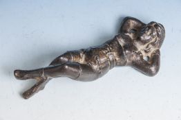 Briefbeschwerer, liegender, weibl. Akt, Gußeisen m. Resten v. Vergoldung, wohl 1. Hälfte19. Jahrh.