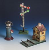 Eisenbahnzubehör, Blech, div. Einzelteile, Bahnwärterhaus, Signalanlage u. Signalbimmel.