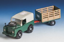 Geländewagen mit Anhänger, Fa. Steiff, 2. Hälfte 20. Jh., Kunststoff/ Blech/ Holz,dunkelgrün, 4