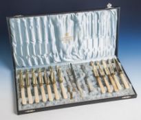 12 Obstmesser, Klingen vergoldet, Griffe aus Bein, um 1910/20, J. A. Henckels, in orig.Kasten.