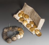 18 + 19 Knöpfe mit dem Familienwappen der Unternehmerfamilie Krafft, Offenbach(Löwenwappen). Z. T.