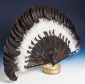 Fächer, 19. Jahrh., aus Schildplatt u. Vogelfedern gearbeitet.