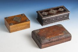 Konvolut v. 3 Holzkästchen m. Klappdeckel, teils geschnitzt od. m. Metallapplikat., um1900.