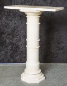 Marmorziersäule, neuzeitl., rund. Ø ca. 18 cm, H. ca. 113 cm plus Ablageplatte, ca. 80 x33 cm.