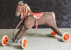 Schaukelpferd m. Wipphebel, auf vier Rädern, wohl um 1920/30. Guter Zustand.Mindestpreis: 170 EUR