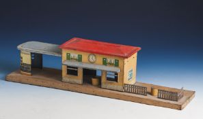 Blechbahnhof, wohl 1930/40er Jahre, ohne Herstellerbez. (wohl Kibri). L. ca. 45,5 cm.Mindestpreis: