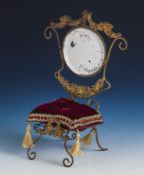 Uhrenhalter in Form eines Sessels, Metalldraht u. Blechprägungen, vergoldet, in dieRückenlehne