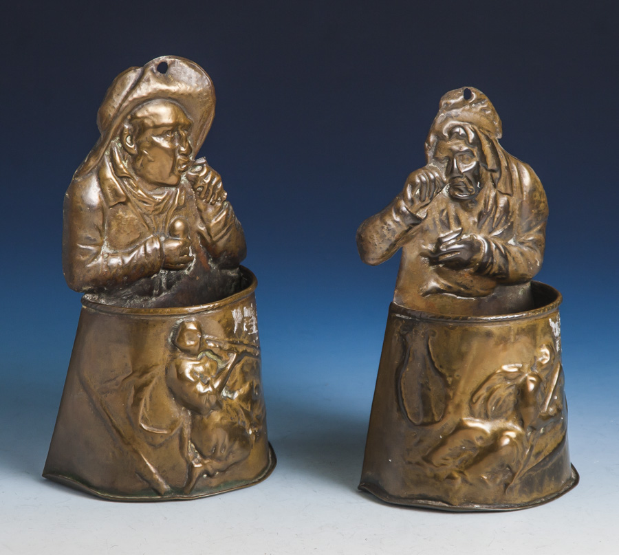 Zwei Weihwasserbehälter, Messingblech, wohl Norddt. oder Holland, 19. Jahrh. H. je ca. 18cm.