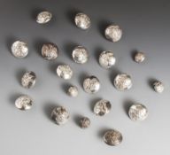 16 und 4 Knöpfe, silberfarben, gehöht, mit Wappen (Weinrebe), DM ca. 2,7 bzw. 1,5 cm.