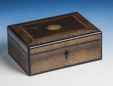 Holzschatulle, 19. Jahrhundert, Tropenholz mit Haifischhaut (Galuchat), rechteckige Formm.