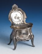 Uhrenhalter in Form eines Sessels, Zinn, Jugendstil, um 1900, in der Zarge eingebautesSchubfach.