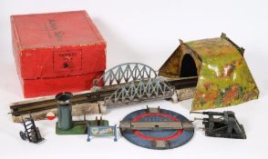 Hornby, Tunnel, boxed: a turntable, girder bridge, hydraulic buffer, signal bell etc.