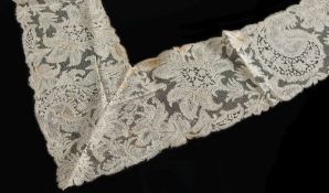 A late 18th century Pointe Angleterre lace fichu edging: the V-shaped design with boteh style