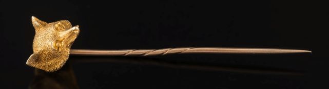 A late 19th or early 20th century gold fox mask stick-pin: the cast gold fox mask 14mm long x 12.