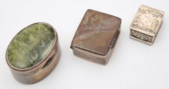 An Edwardian polished agate and silver box, maker RD&S, Birmingham, 1904: of oval outline, 5.5cm.
