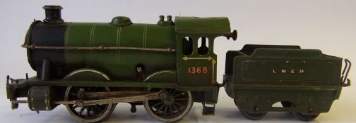 Hornby an O gauge 0-4-0 clockwork locomotive No 1368 with six wheel tender : in LNER green livery.