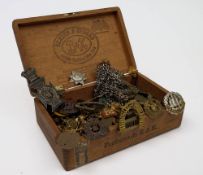 A collection of WWI and later cap and shoulder badges, various regiments:,