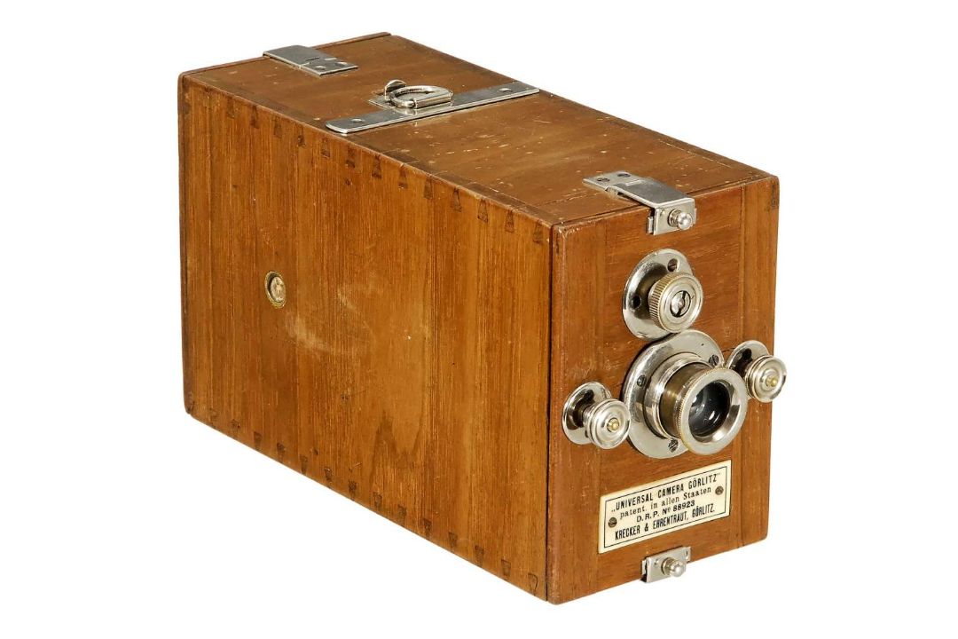 "Universal Camera Görlitz" by Krecker & Ehrentraut, c. 1890 Krecker & Ehrentraut, Görlitz (1889- - Image 1 of 2