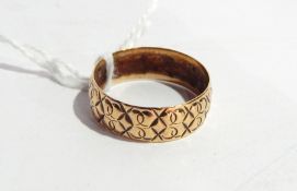 9ct gold wedding band with chase decoration