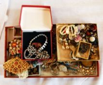 Quantity brooches including silver and agate oval brooch,