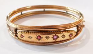 Edwardian 9ct gold and ruby/garnet bangle, twin reeded bands set four pink stones, Chester 1908,