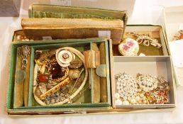 A quantity of costume jewellery including diamante, faux pearls, brooches etc.