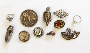 Quantity Victorian and other silver and similar brooches including locust brooch,