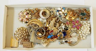 A quantity of costume jewellery, mainly brooches and clips including an enamel pony brooch, etc.