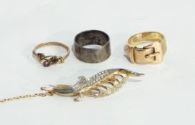 A 9ct gold buckle ring with textured decoration, approx.