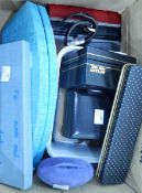 A quantity of costume jewellery,