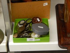 A quantity of magnifying glasses,