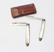 Georgian folding silver fruit knife and fork set with mother-of-pearl handles,