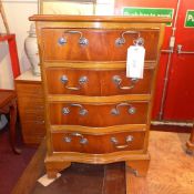 A pair of Geogian style serpentine fronted mahogany bedside chests fitted four drawers with brass