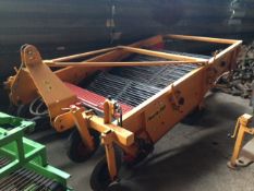 Samon Favorite 2000 SU2M Onion Windrower. Single bed mounted onion windrower. Rotating bar share.