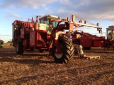1997 Simon self-propelled top lift carrot harvester