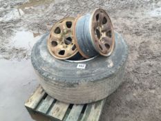 Single 425/65 R22.5 wheel and tyre