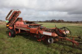 Kverneland UN2200 trailed carrot harvester with full width share, hedgehog cleaner and 64mm square