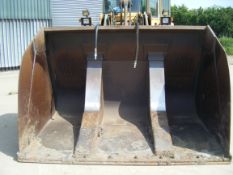 4m3 two tip bucket Location: Retford Nottinghamshire