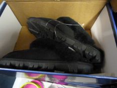 *Pair of Ladys Slippers - Black Size 6