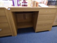 *SINGLE PEDESTAL DESK WITH RIGHT HAND DRAWER UNIT IN LIGHT OAK FINISH