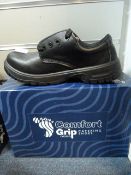 *Pair of Comfort Grip Black Catering Shoes Size 40