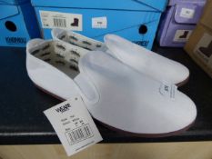 *Gent's White Plimsoll Shoes Size 11
