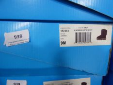 *Navy Khombu Children's Boots Size 9