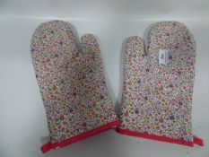 *PAIR OF OVEN GLOVES